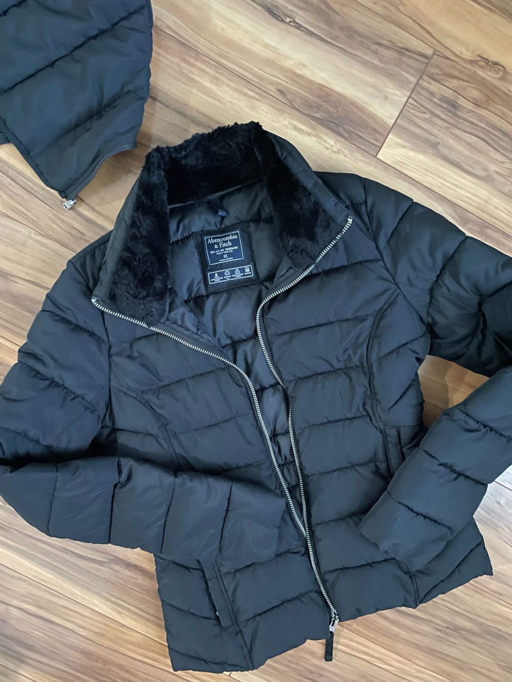 Abercrombie and Fitch Black Women's Quilted Puffer Jacket Faux Fur Collar XS - Picture 2 of 5